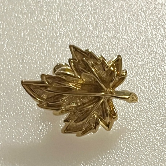 Vintage Gold Tone Maple Leaf Earrings and Matching Lapel Pin - Picture 6 of 16